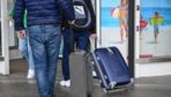 Umfrage: Viele sparen bei Reisen - Urlaub auf Pump keine Option