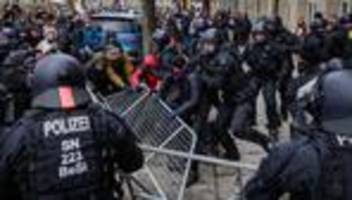 dresden: tausende demonstrieren gegen rechtsextremen aufmarsch in dresden