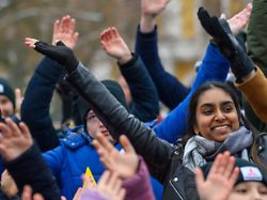 One Billion Rising: Weltweite Tanzdemos - kann ein Flashmob etwas verändern?