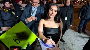 Charli xcx auf der Berlinale: Hype um Popstar vor dem Zoo Palast