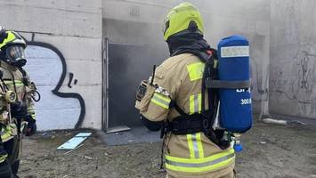 Friedrichshain: Brand in leerstehendem Haus – Feuerwehr sucht nach Personen