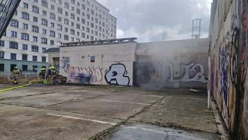 Friedrichshain: Brand in leerstehendem Haus – Feuerwehr sucht nach Personen