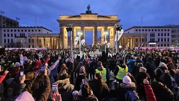 Gegen Gewalt gegen Frauen: Große Tanzparty am Brandenburger Tor