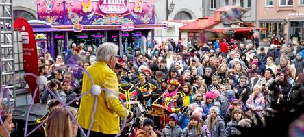So bunt ist der Fasching am Augsburger Rathausplatz