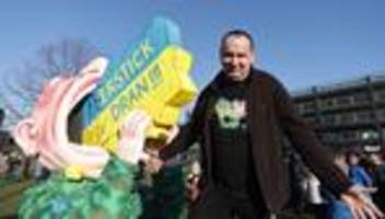 Höhepunkt des Karnevals: Rosenmontag am Rhein - Putin-Wagen wird enthüllt