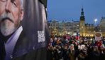 Tschechien: Tausende Menschen demonstrieren in Tschechien für Präsident Petr Pavel