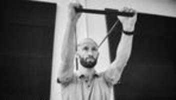 Unser Personal Trainer: Diese Übungen straffen Ihre Oberarme