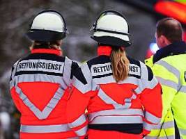 Autofahrer verliert Kontrolle: Wagen zieht Schlitten über Feld - Elfjähriger stirbt