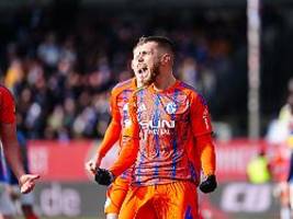 bielefeld springt aus dem keller: schalke 04 katapultiert sich aus der krise an die tabellenspitze