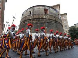 kauft der papst amazon-aktien?: vatikanbank macht dem dax moralische konkurrenz