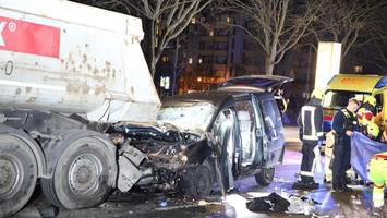 Auto fährt in Berlin-Hellersdorf in geparkten Lkw – ein Schwerverletzter