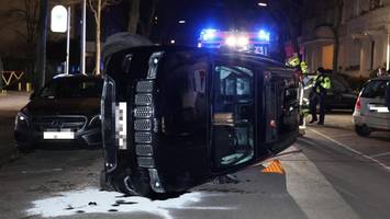 auto kippt in berlin nach unfall auf die seite – fahrerin rettet sich