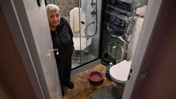 Seniorin muss ohne Bad auskommen: „Putze mir seit Wochen am Spülbecken die Zähne“