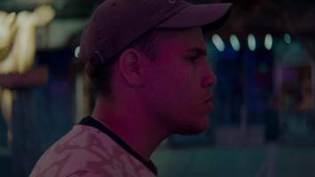 mit starrem blick durch die straßen von berlin: „the lights, they fall“