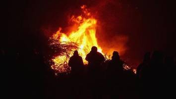 friesische mythen am feuer: wann an der nordsee wieder die biike brennt