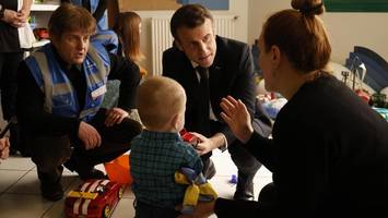 geburtenrate im sinkflug: macron fordert paare zum kinderkriegen auf