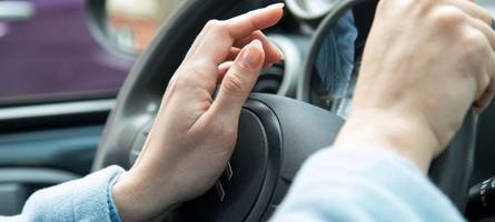 grün – und keiner fährt: wie schnell wir hupen und warum