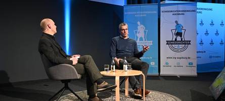 Auftritt in Augsburg: Schiri-Chef Knut Kircher will trotz Fehlern bei FCA-Spielen weniger Videobeweise