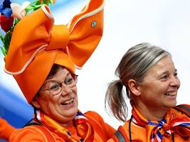 „Schnella Italia“: Perücken orange, Träume orange