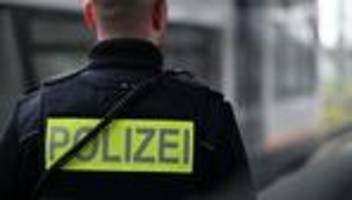 An Bahnhof: Betrunkener bedroht Bahnmitarbeiter und zerschlägt Scheibe