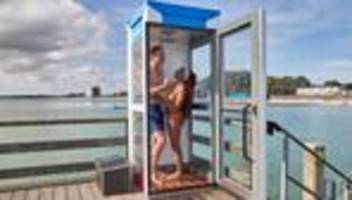 Duschbrause statt Telefonhörer: Das wundersame zweite Leben ausrangierter Telefonzellen