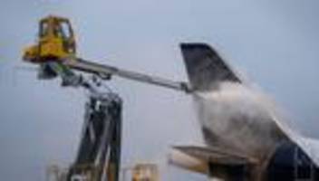 Enteisung von Fliegern: Schneefall: Starts am Flughafen bis nahezu Mitternacht