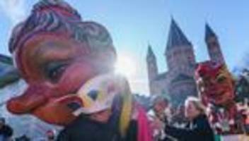 Fastnacht: Helau - Rosenmontagszug schlängelt sich durch Mainz