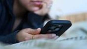 jugend und social media: studie: hunderttausende mit social-media-sucht