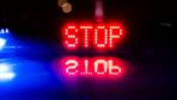 Kriminalität: Flucht ohne Licht und Unfall: Fahrer lässt Verletzte zurück