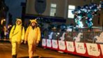 Rosenmontag: Erste Jecken versammeln sich in Köln zum Rosenmontagszug