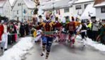 Rosenmontag: Herbstein tanzt im Schnee – Springerzug lockt Tausende an