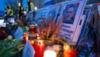 Tod im Straflager: Gedenken an Kremlgegner Nawalny in Berlin