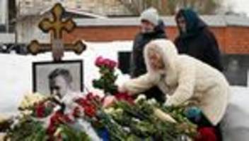 Todestag von Alexej Nawalny: Na, schiebt ihr hier euren Dienst, habt ihr nichts Besseres zu tun?!