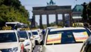 Überangebot an Taxen: Senat erteilt für ein Jahr keine neuen Taxengenehmigungen