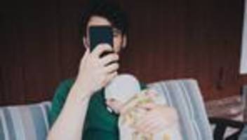 Handynutzung bei Eltern: Ich bin Vater, nehmt mir das Handy weg!