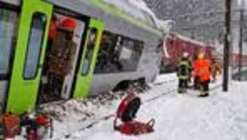 lawinengefahr: schweiz evakuiert mehrere dörfer wegen schneefällen