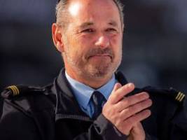 bar seit 2019 ohne kontrollen: polizei vernimmt feuerwehrchef von crans-montana