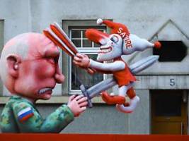 duell mit ungleichen waffen : tilly trotzt prozess in moskau mit neuem putin-wagen