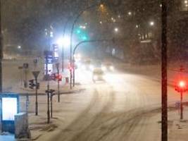 Lkw verliert Tausende Liter Kalk: Schneechaos und Unfälle auf deutschen Straßen