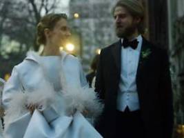 maya hawke sagt ja in new york: stranger things-star heiratet am valentinstag