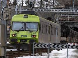 Polizei: Wenige Verletzte: Zug mit Dutzenden Insassen in der Schweiz entgleist