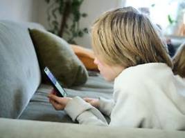 Verbote rücken näher: Scrollen sich Kinder und Jugendliche um den Verstand?