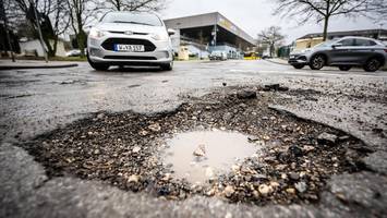 folge des harten winters in berlin: deutlich mehr schlaglöcher als sonst
