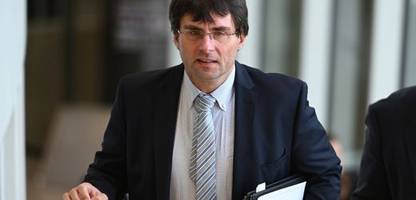 nrw-finanzminister kommt mit e-auto nicht zurecht und fährt wieder diesel