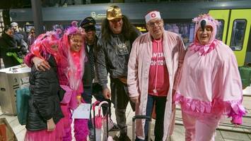 Diese Jecken vertreten Hamburg beim Rosenmontagszug in Köln