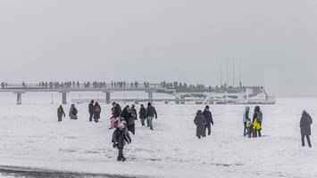 Feuerwehr rettet zwei leichtsinnige Jugendliche von treibender Eisscholle