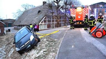 Unfall in Kirchwerder: Feuerwehr zieht Auto zurück auf den Deich