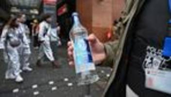 Alkohol am Rosenmontag: Rosenmontagszug in Mainz wegen eines Betrunkenen gestoppt