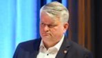 brandenburg: afd-politiker muss wegen hitlergruß auf wahlplakat geldstrafe zahlen