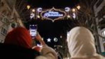 religion: ramadan und fastenzeit beginnen - beleuchtung in frankfurt